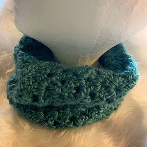 Hand crafted emerald green Starburst crochet cowl